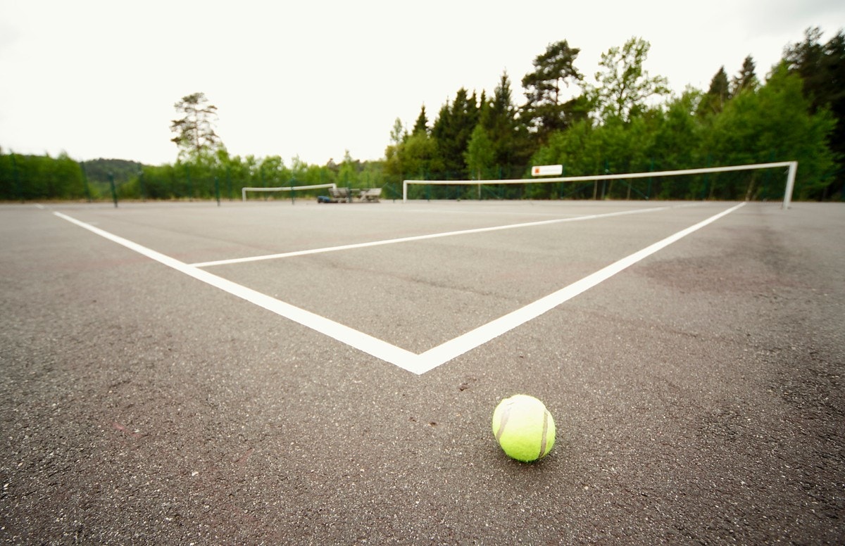 Det er kort vei til fotballbane og to tennisbaner til glede for de aktive. Dette ligger ved Hope Oppvekstsenter. Galleribilde