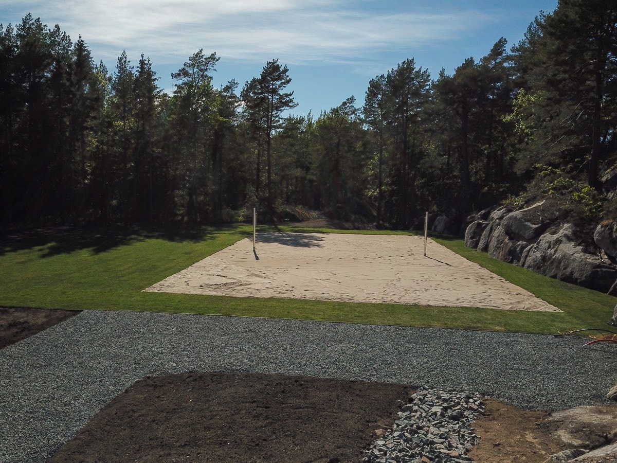 Nyetablert sandvolleyballbane og fotballøkke på feltet. Galleribilde