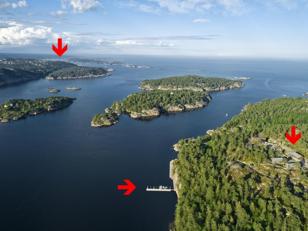 Pilene markerer hytta, båtplassen samt Risør by. Galleribilde