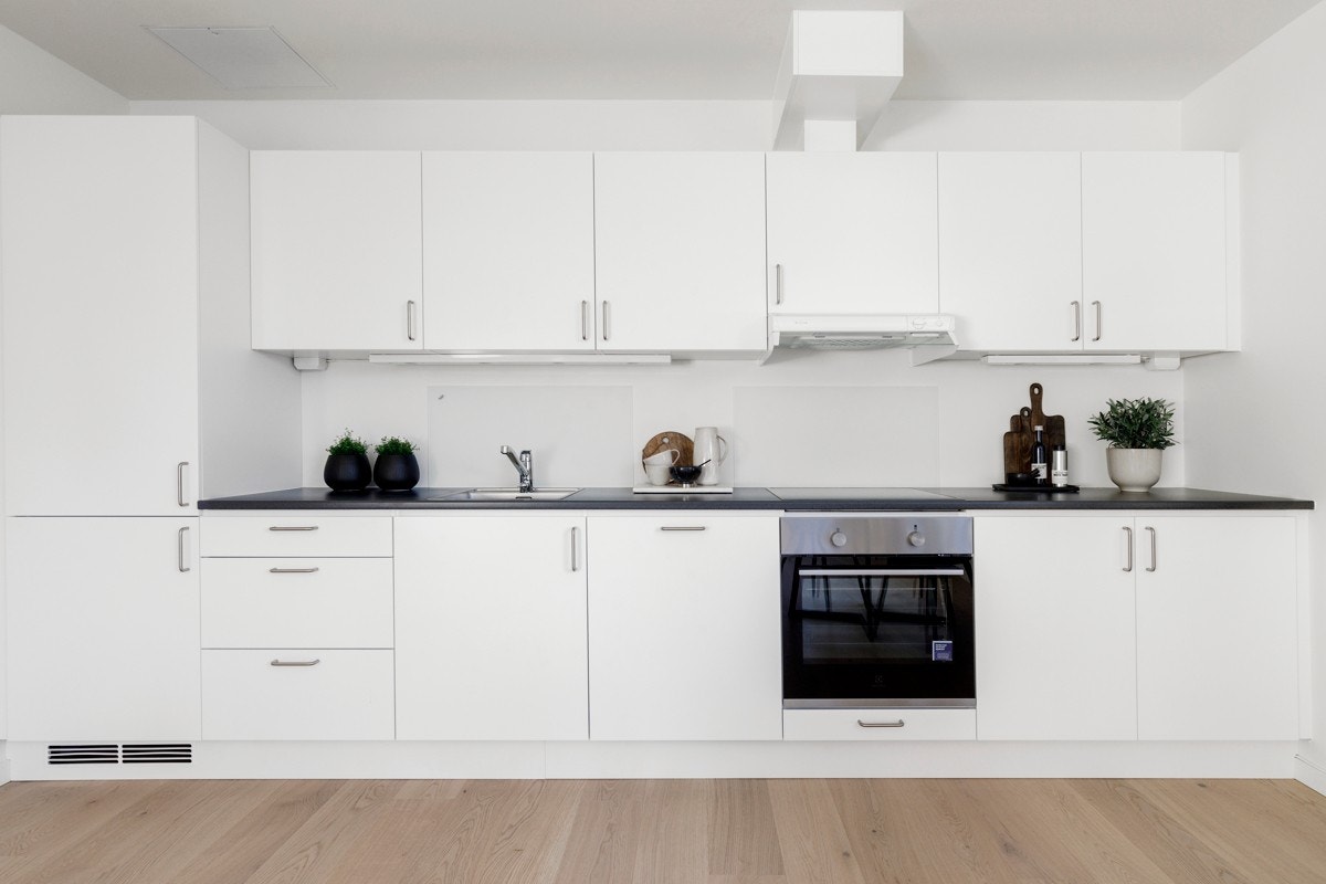 Romslig kjøkken med solid lagringsplass i over og underskap. Galleribilde