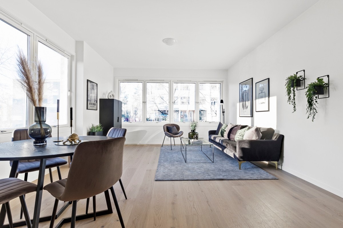 Den åpne stue- og kjøkkenløsningen gjør leiligheten svært sosial. Endeleiligheter gir også det fantastiske sollyset i hele rommet. Galleribilde