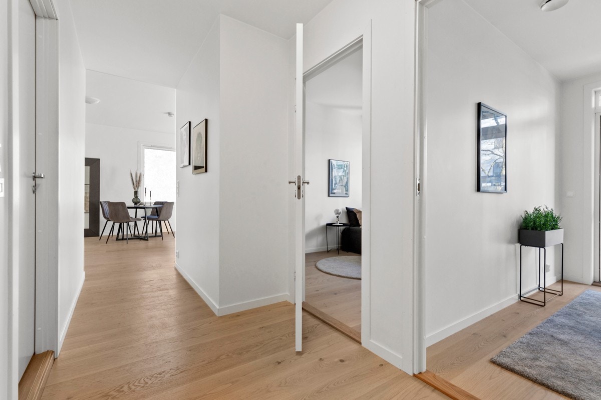 NY leilighet med lys og romslig entrè som gir et godt førsteintrykk av boligen. Galleribilde