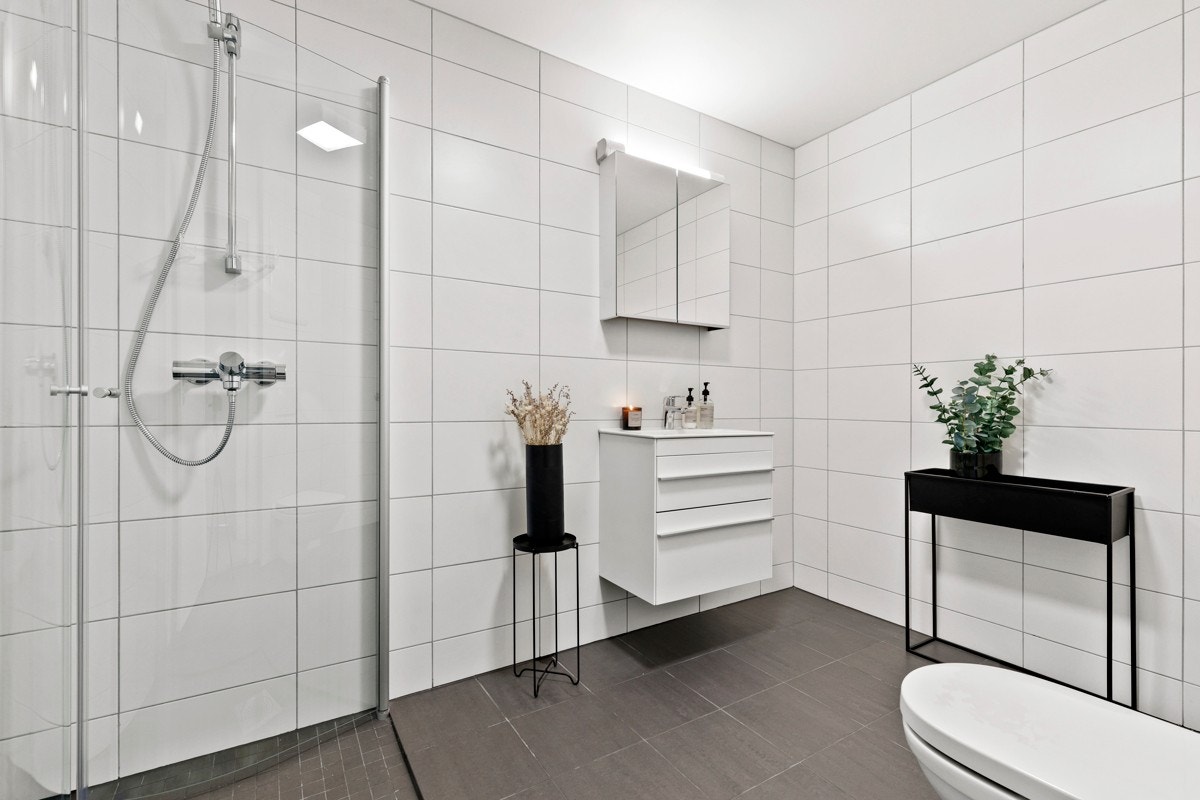 Stort nytt og moderne bad, selvfølgelig med opplegg for vask/tørk. Galleribilde