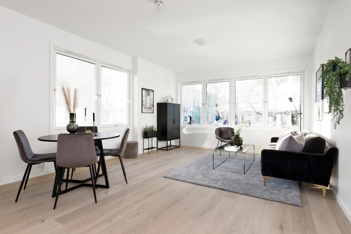 Fra entrèen kommer du inn i en lys sue med store vindusflaer som gir rikelig med naturlig lys. Galleribilde