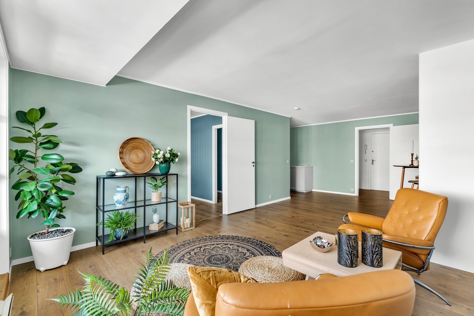 Et sosialt oppholdsrom i åpen løsning med kjøkkenet, hvor det fint er plass til både sofa- og spisegruppe Galleribilde