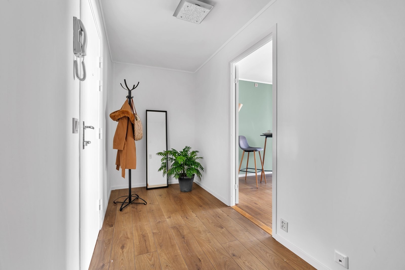 Lys og romslig entré. For oppbevaring er det nok av plass til å innrede med garderobeskap eller hva som måtte være ønskelig. Galleribilde