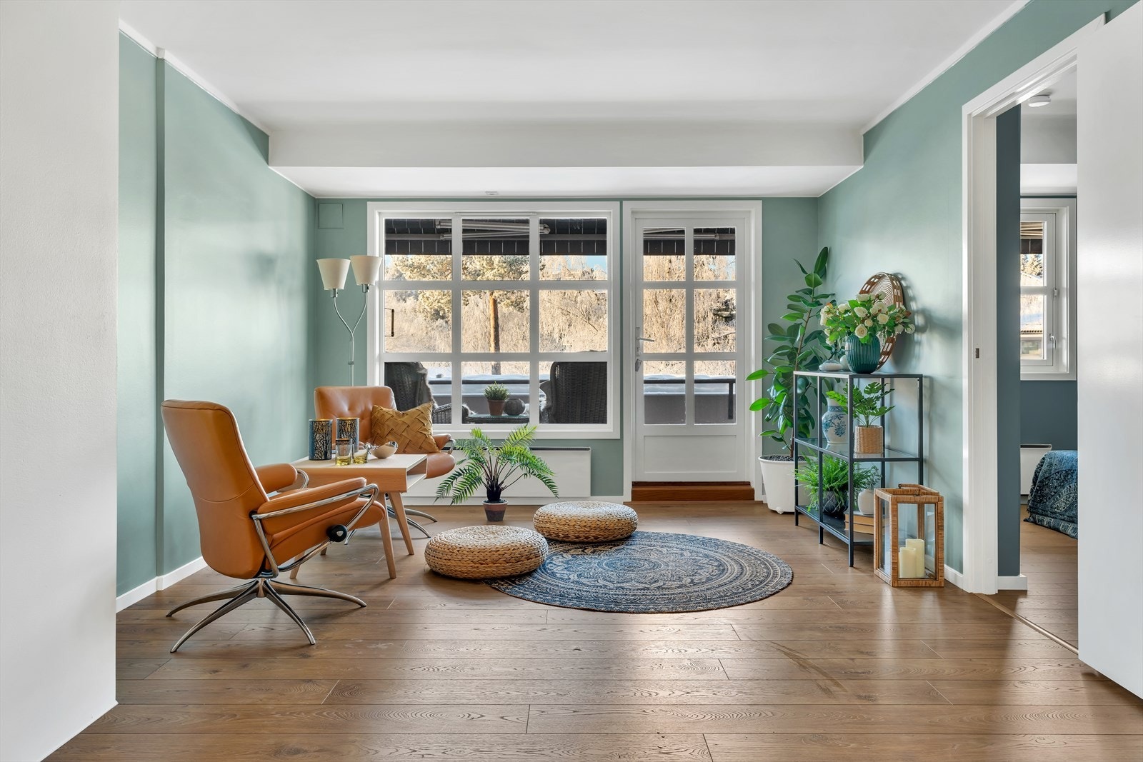 Store vindusflater og utgang til vestvendt balkong sørger for gode lyskilder. Galleribilde