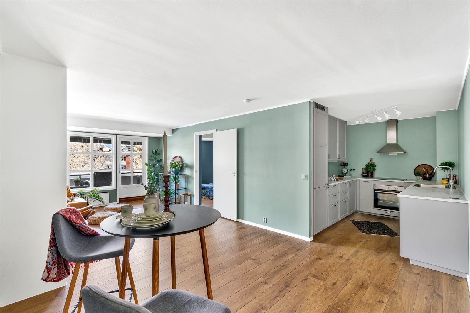 På tross av åpen løsning ligger kjøkkenet noe tilbaketrukket i egen sone. Galleribilde