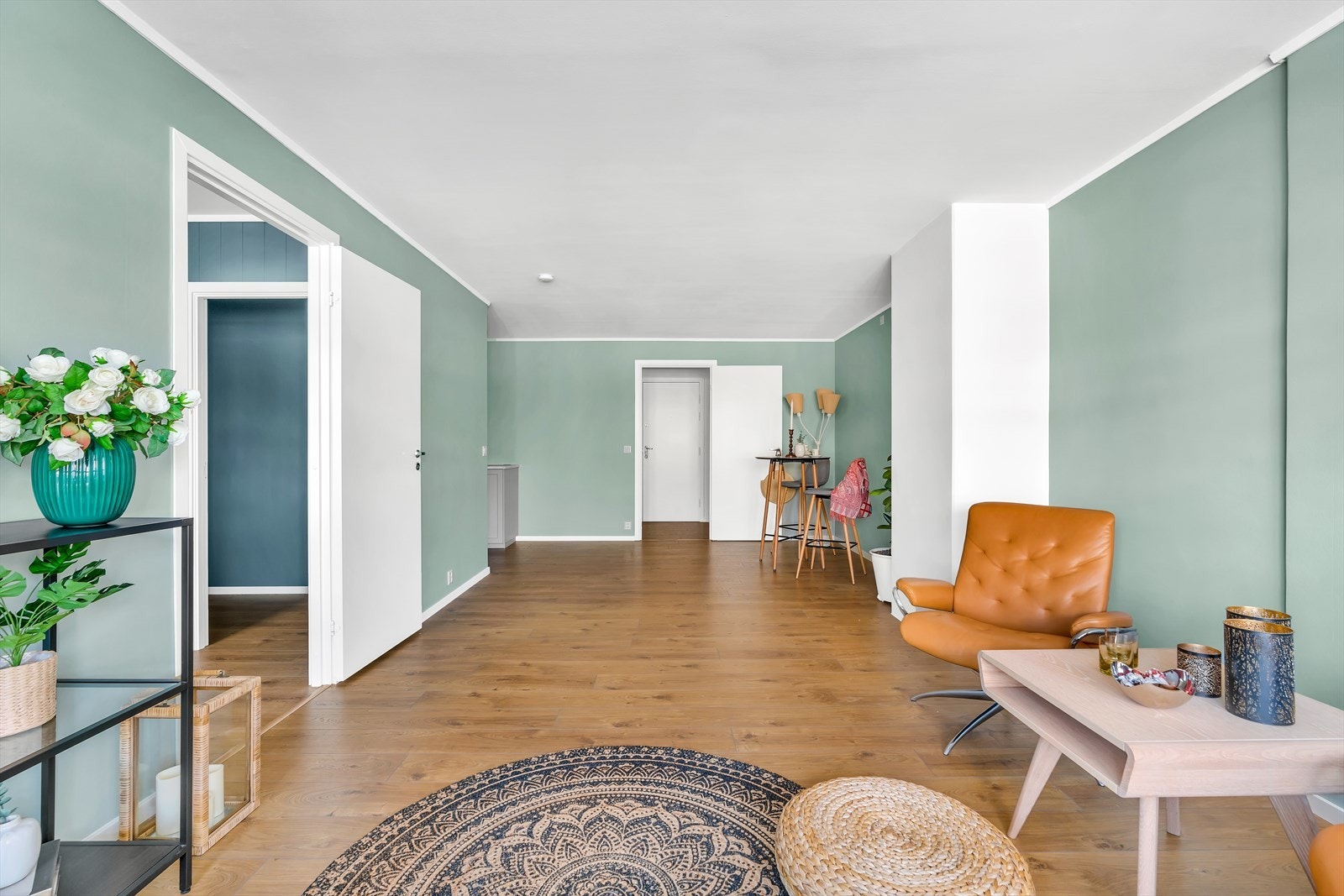 Stuen er malt i en lekker tidsriktig farge og har i likhet med entréen eksklusiv laminat på gulv. Galleribilde