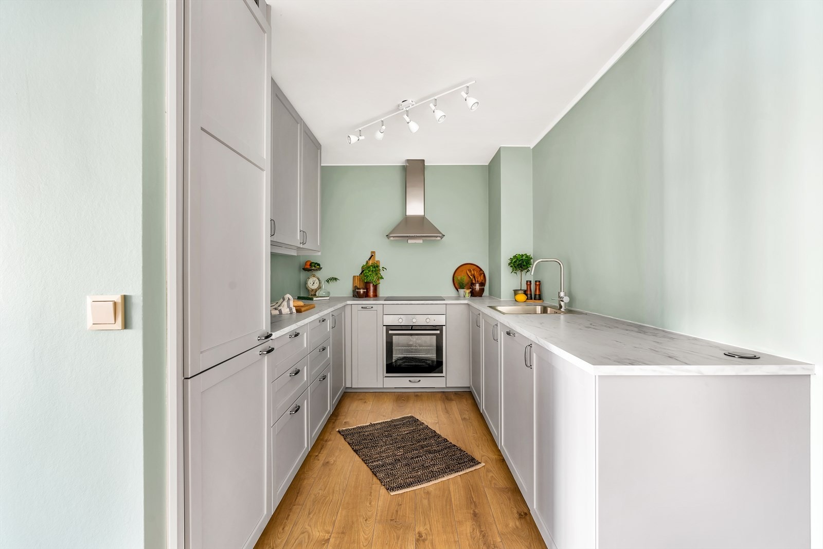 Leiligheten har et lekkert og velutstyrt kjøkken som var nytt i 2020. Galleribilde