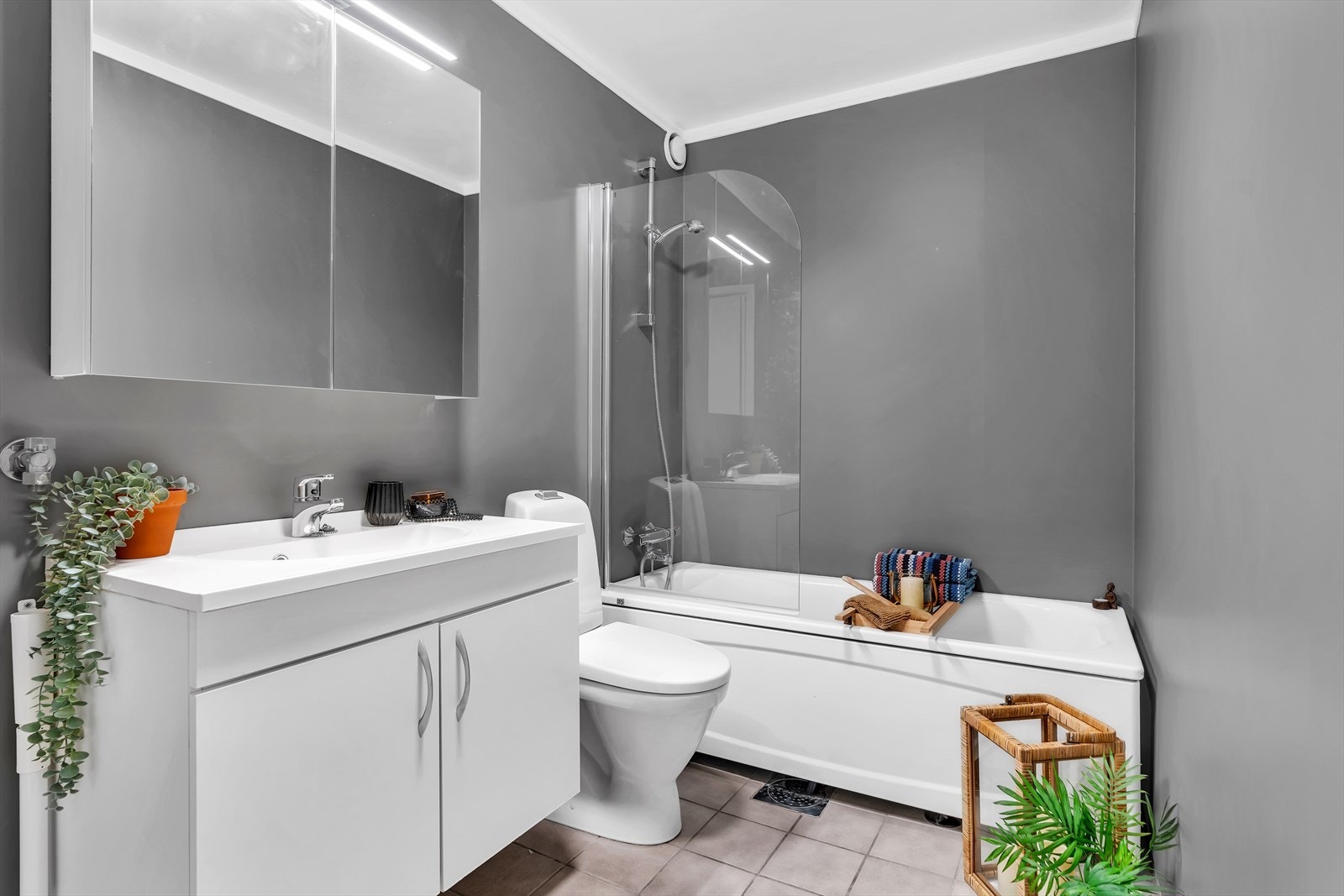 Pen innredning, frittstående toalett og badekar. Videre har opplegg for vaskemaskin. Galleribilde