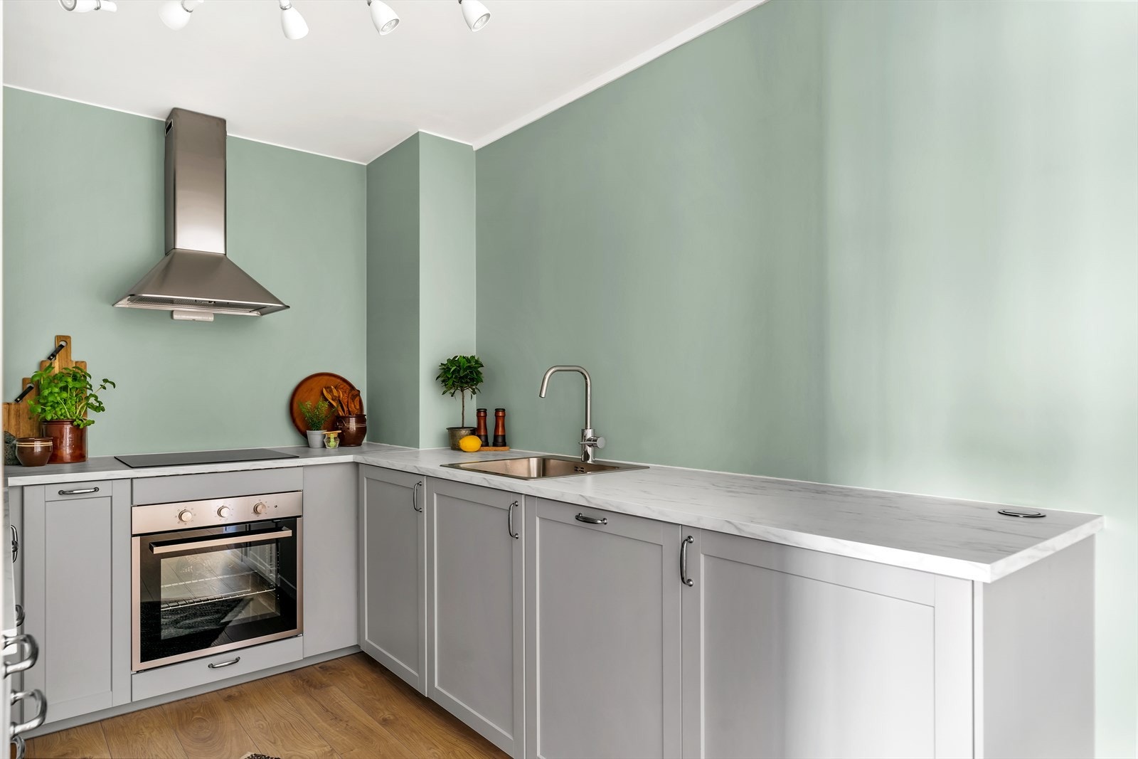 Varmtvannsbereder er plassert i benkeskap. Galleribilde