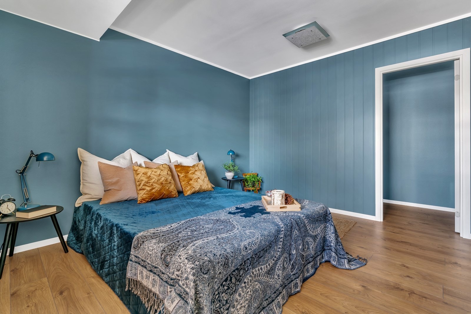 Rommet er av god størrelse, med plass til dobbeltseng, garderobeskap og tilhørende møblement. Galleribilde