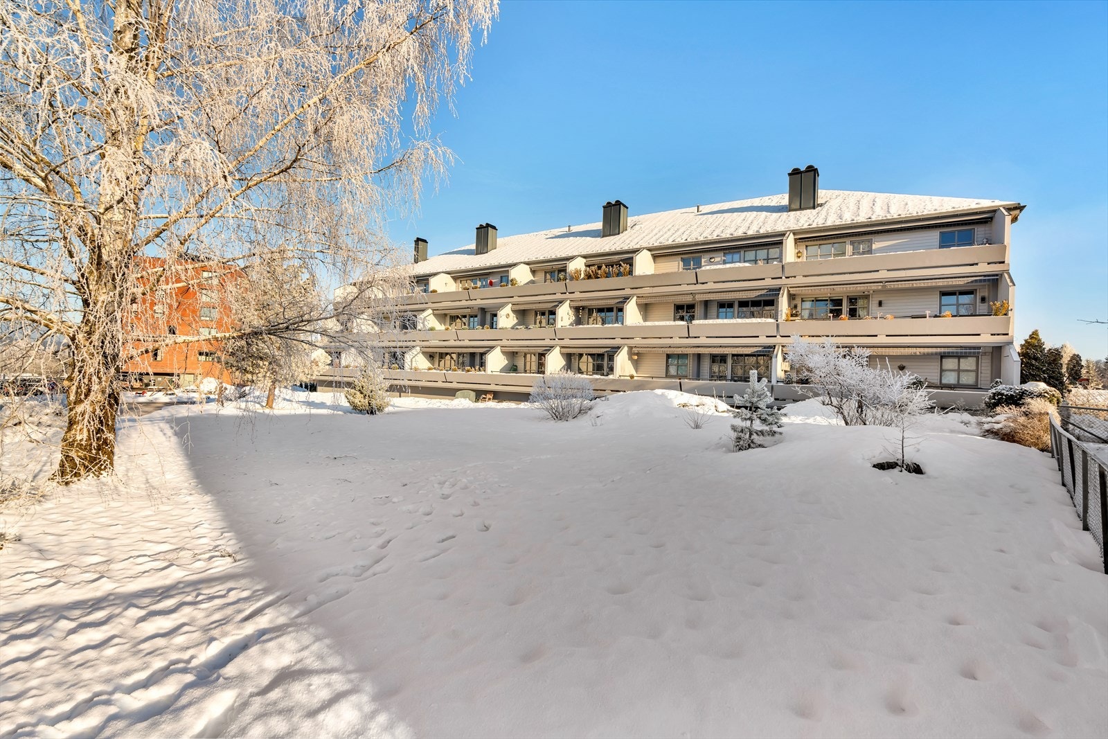 Leiligheten ligger sentralt på Rasta i Lørenskog kommune med umiddelbar nærhet til bl.a. nærsenter, offentlig kommunikasjon og andre servicetilbud. Galleribilde