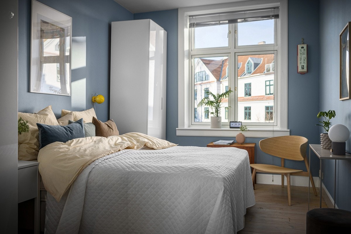 Hovedsoverom med god plass til bred dobbeltseng og garderobeløsninger. Galleribilde