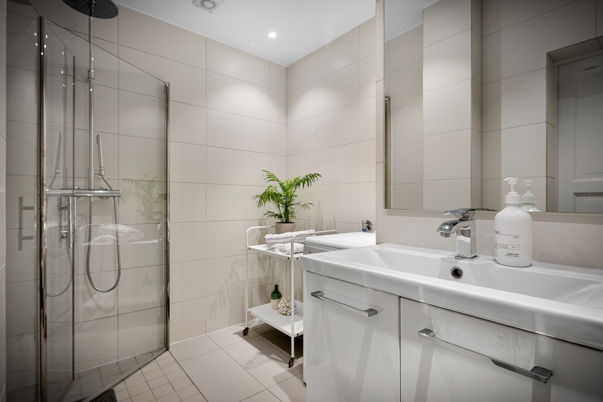 Bad fra 2015 med god utnyttelse og moderne finish. Galleribilde