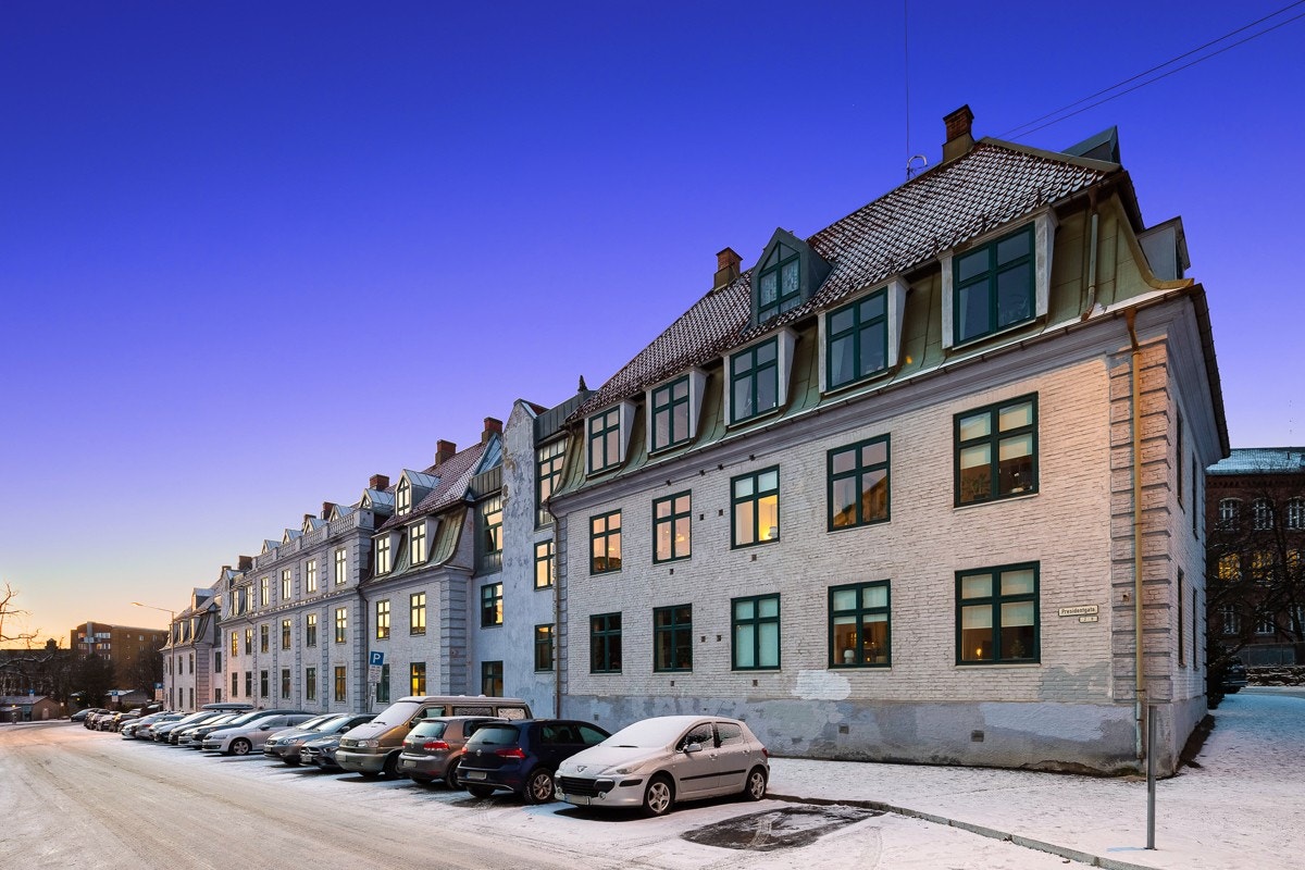 Fasade mot Presidentgata. Inngang via avlåst port til gårdsrom. Galleribilde