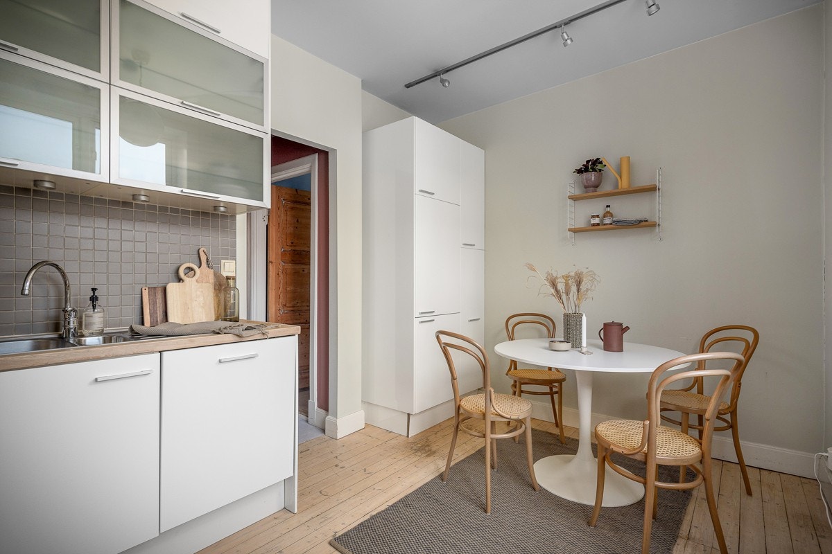 God plass til stort, sosialt spisebord. Galleribilde