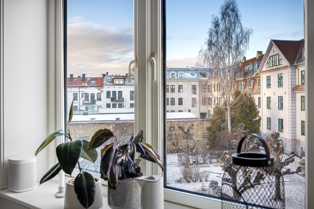 Utsyn mot rolige gårdsrommet. Galleribilde