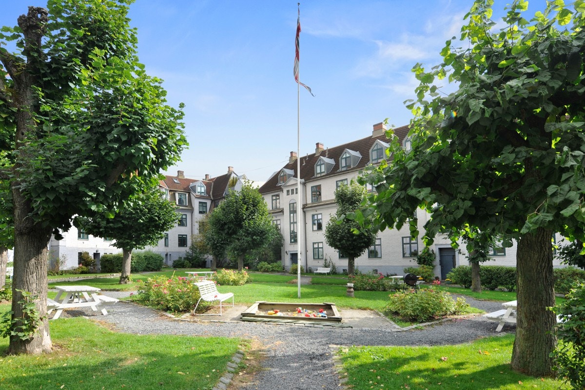 Sesongbilde av gårdsrommet. Galleribilde