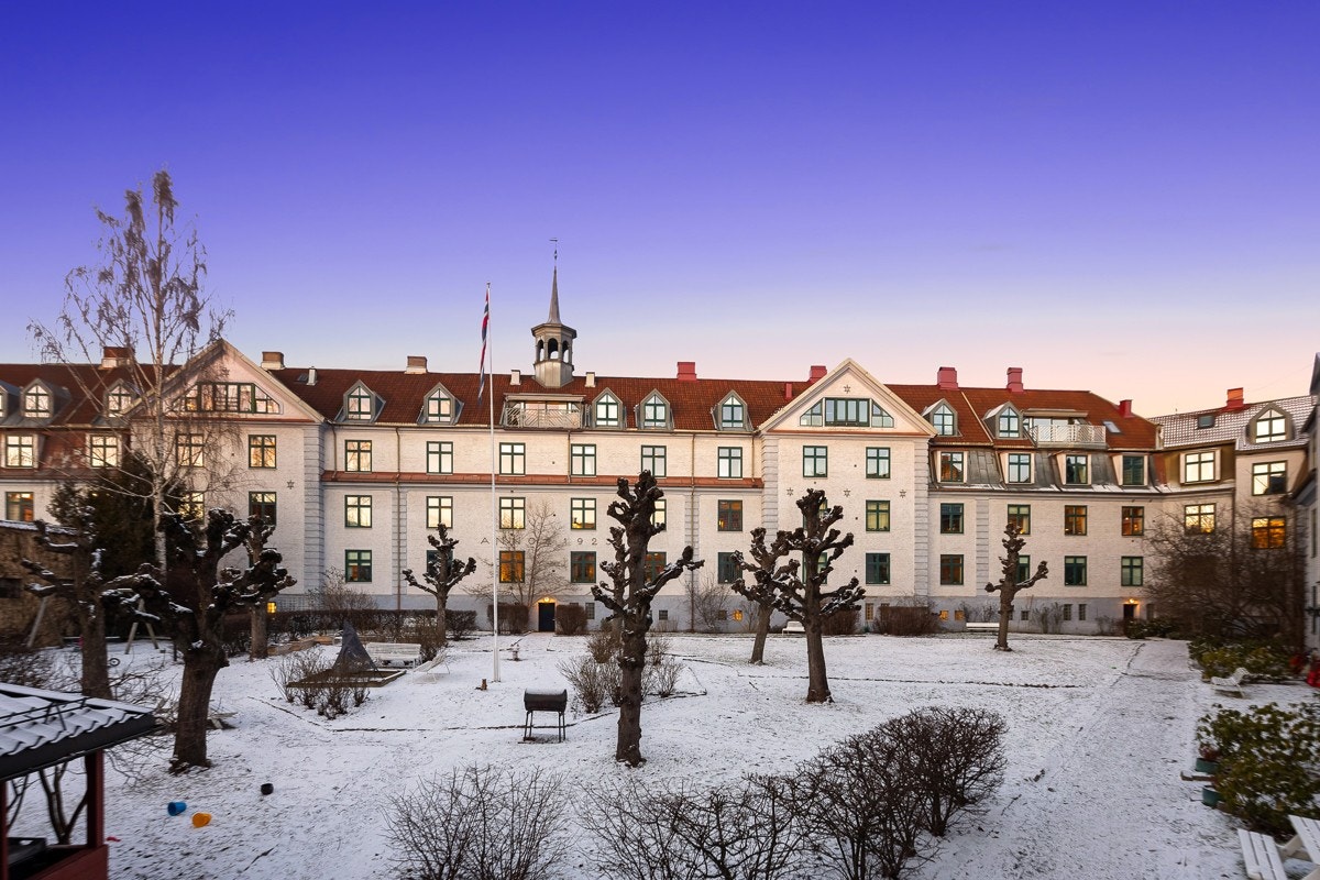 Flotte bakgården på kveldstid. Galleribilde