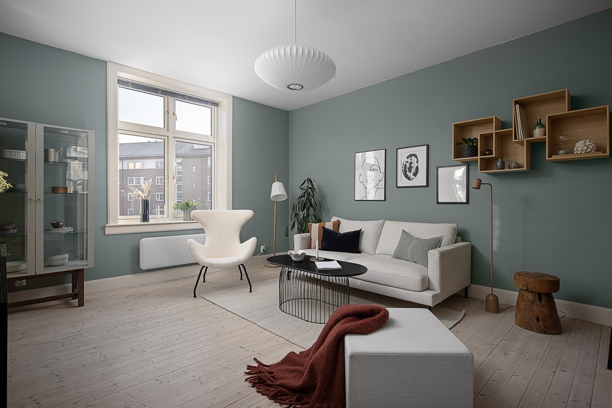 Nydelig stue med plass til store møbleringssoner. Malte overflater, originale tregulv - gjennomgående for hele leiligheten. Galleribilde