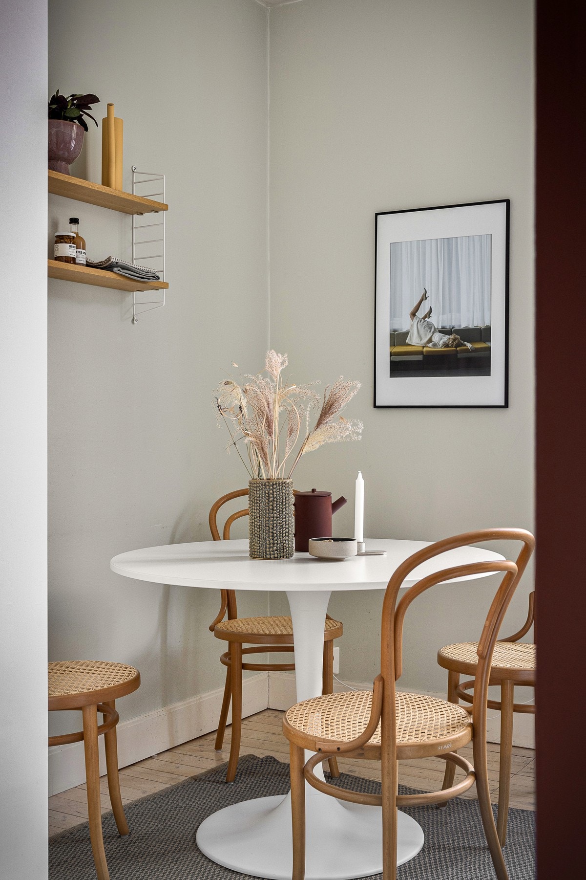 Separat kjøkken med spisegruppe Galleribilde