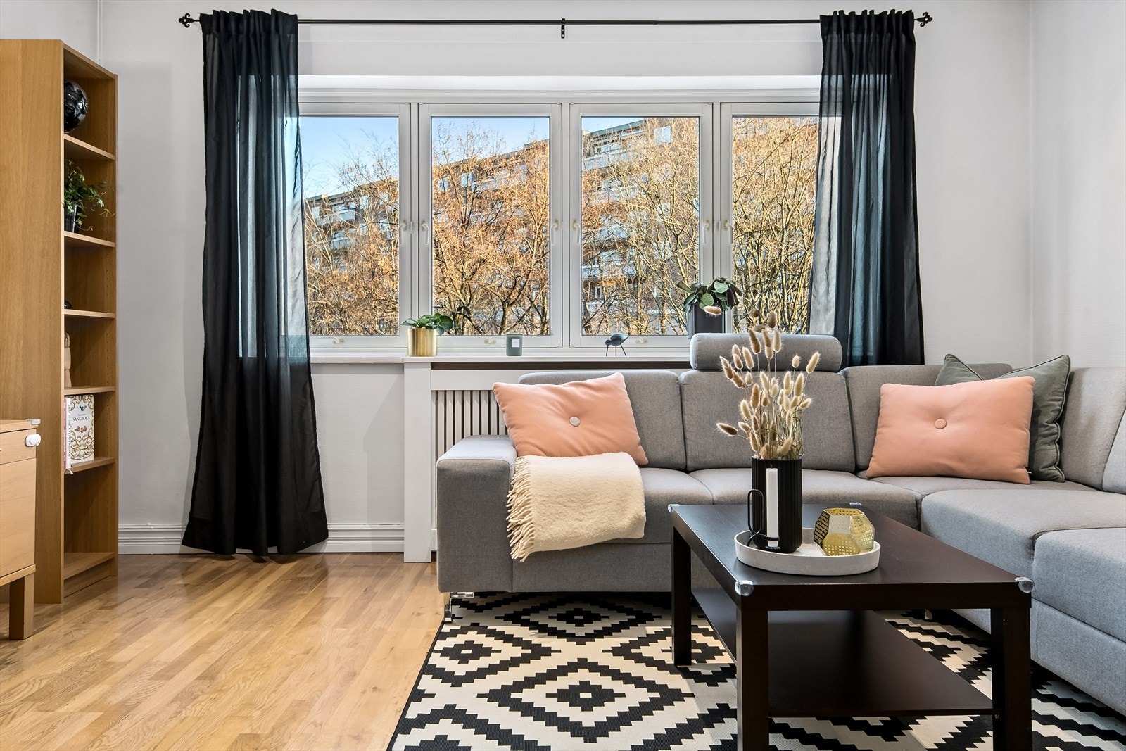 Noe av det første du legger merke til i stuen er de store vindusflatene som slipper inn godt med naturlig lys. Galleribilde