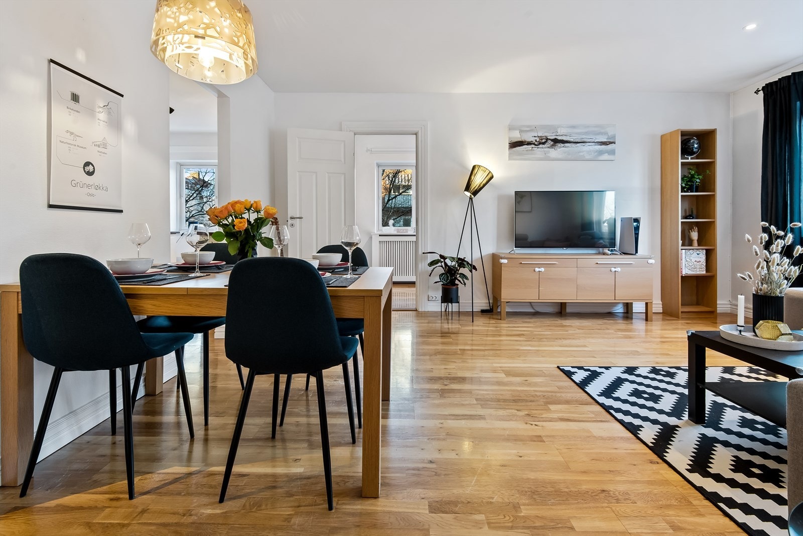 Det er god plass til både spise- og sofagruppe med tilhørende møbler. Galleribilde