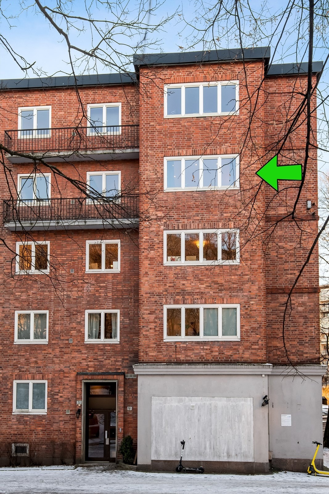 Leiligheten befinner seg i byggets 4 etg og vender ut mot en stille og rolig gate. På sommeren er det grønt og frodig. Galleribilde