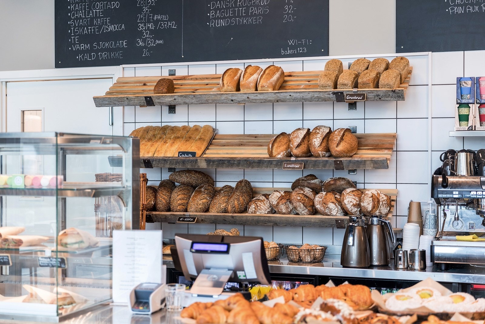 Alle brød og bakevarer bakes i bakeriet på tradisjonelt vis. Galleribilde