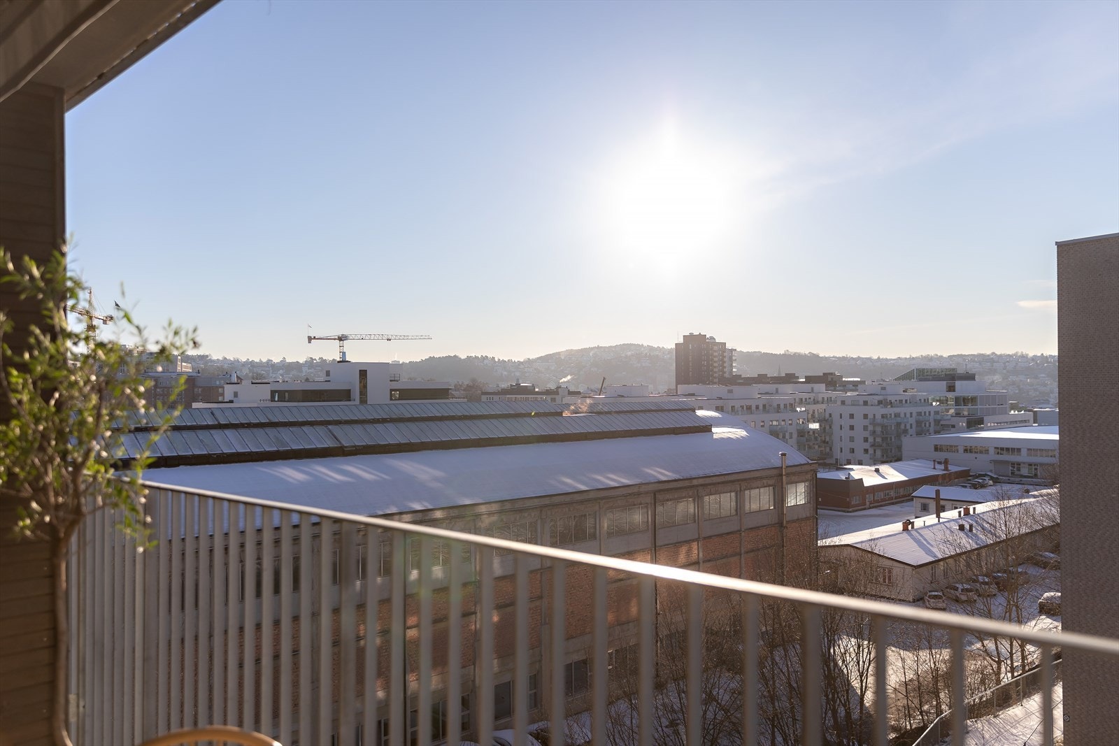 Boligen har god intern beliggenhet - nest ytterst i rekken, skjermet fra biltrafikk og støy. Fin utsikt mot sørvest, og solen kan nytes fra midt på dagen til ca. kl. 20 sommerstid. Galleribilde