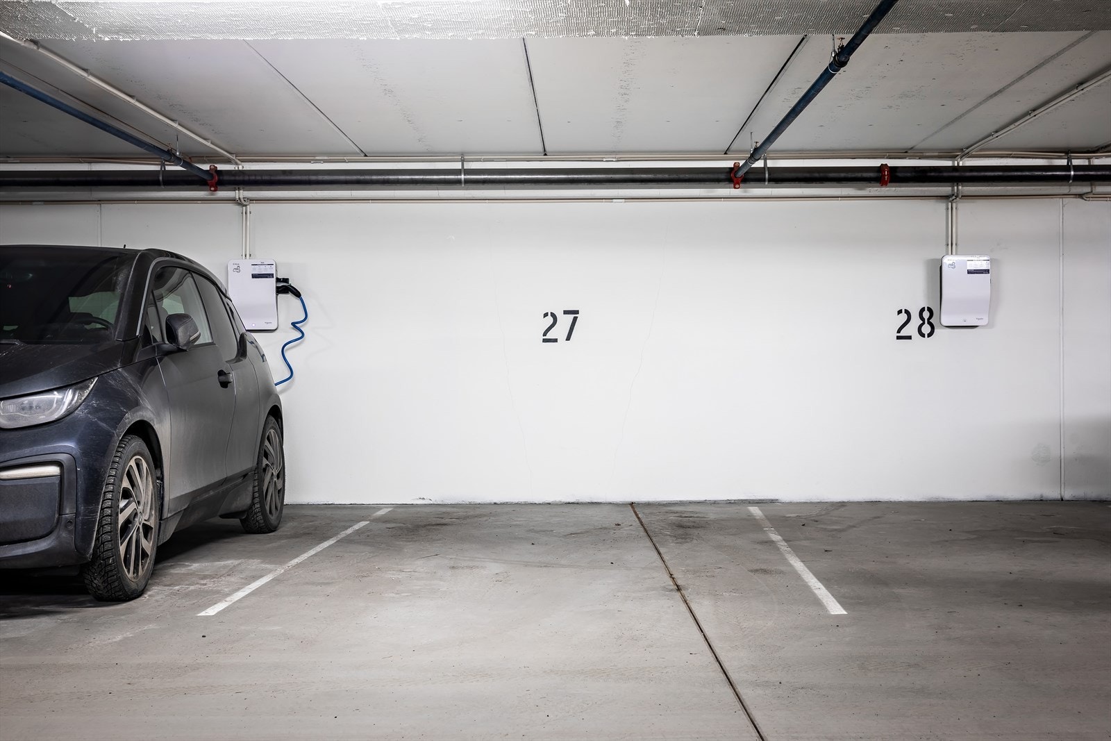Biloppstillingsplassen er merket nr. 27 i U2. Selger har bestilt ladeboks til el-bil i desember 2020, og er forventet montert i begynnelsen av februar 2021. Galleribilde