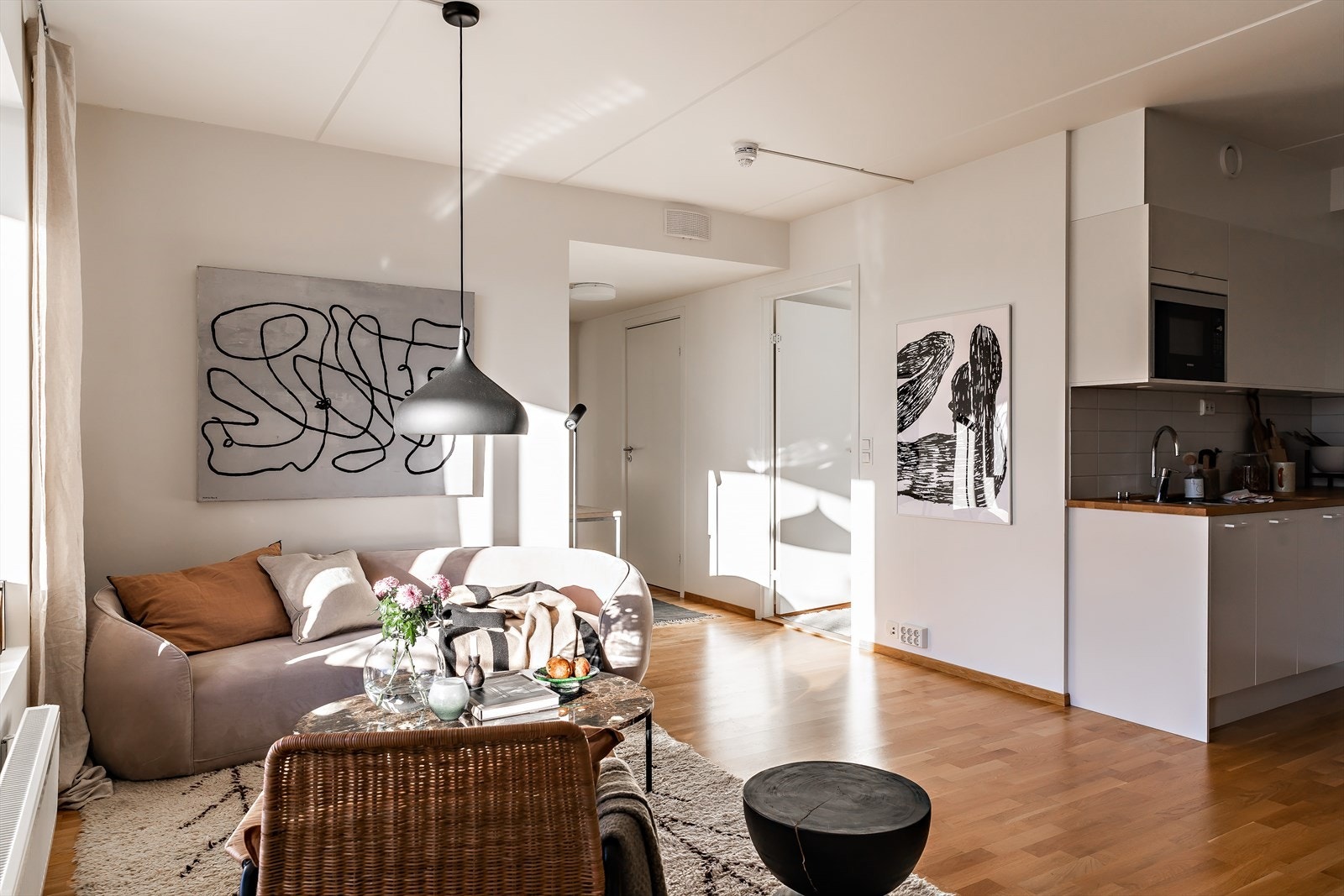 På gulvet er det parkett og veggene er malt hvite, med unntak av en kontrastvegg som ble malt laurbærgrønn i 2018/19. Galleribilde