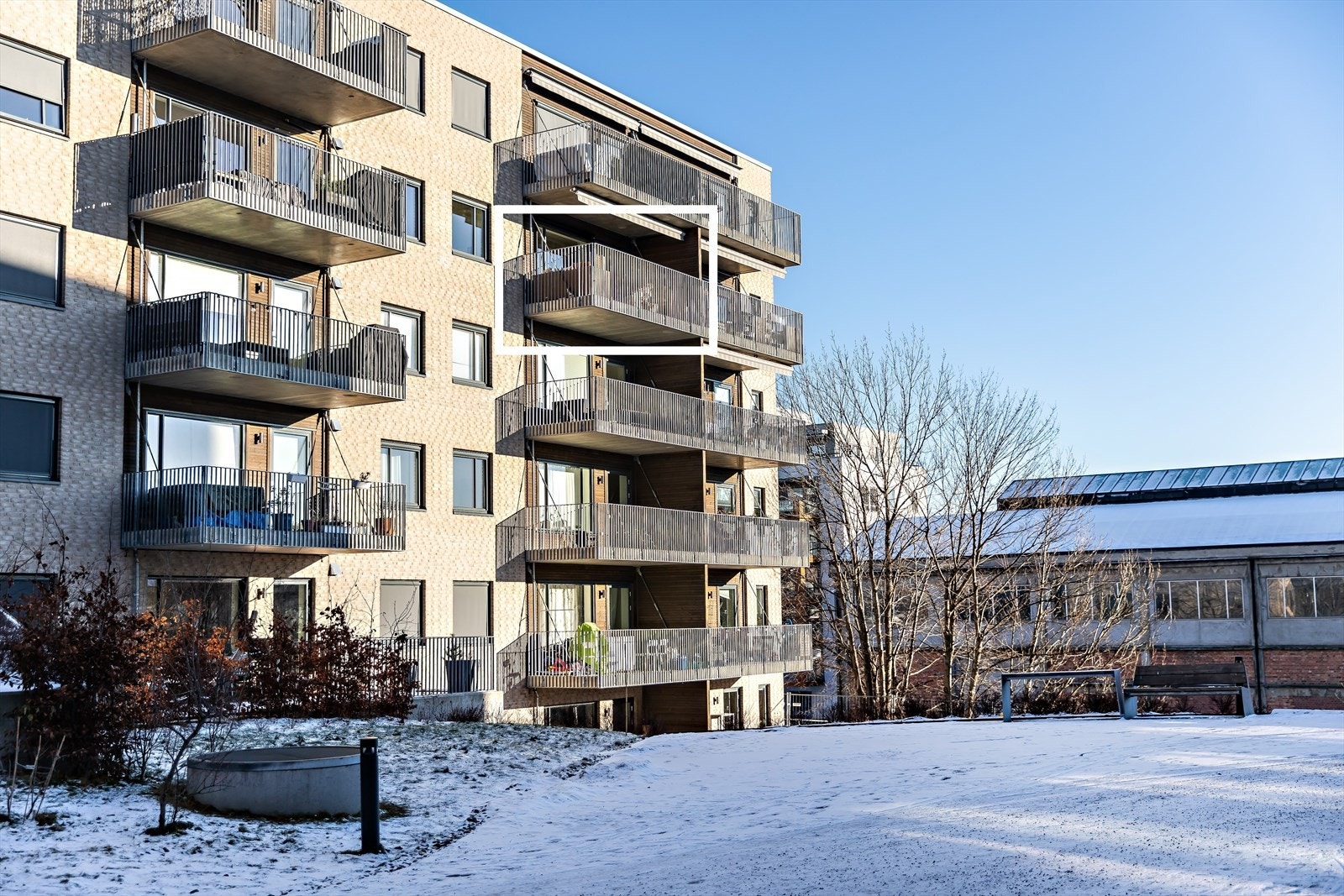 Området har god offentlig kommunikasjon og det er behagelig gangavstand til alt av fasiliteter - kort vei til sentrum, parker, fritidsaktiviteter, naturopplevelser m.m. Ensjø T-banestasjon ligger kun få minutters gange unna boligen. Galleribilde