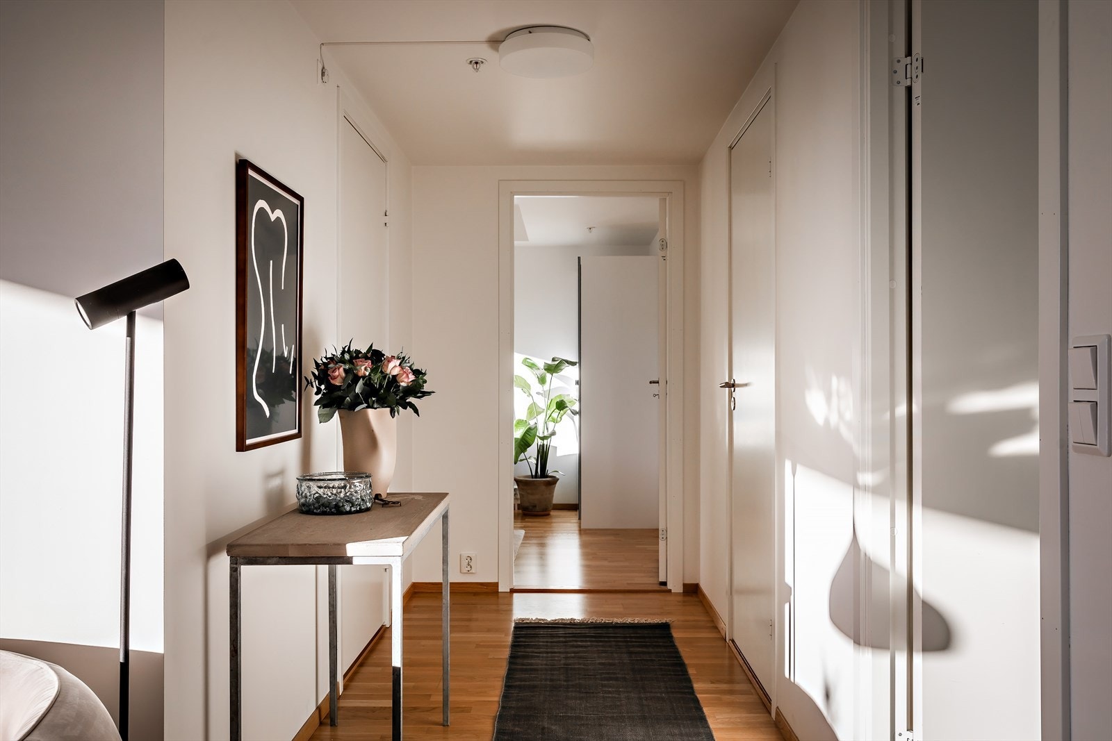 Fra stuen ledes man videre inn mot soveromsdelen og bad. Leiligheten har to soverom - disse måler henholdsvis 6,3 og 11,2. Soverommene er av god størrelse og malt i fine, lyse farger. Galleribilde
