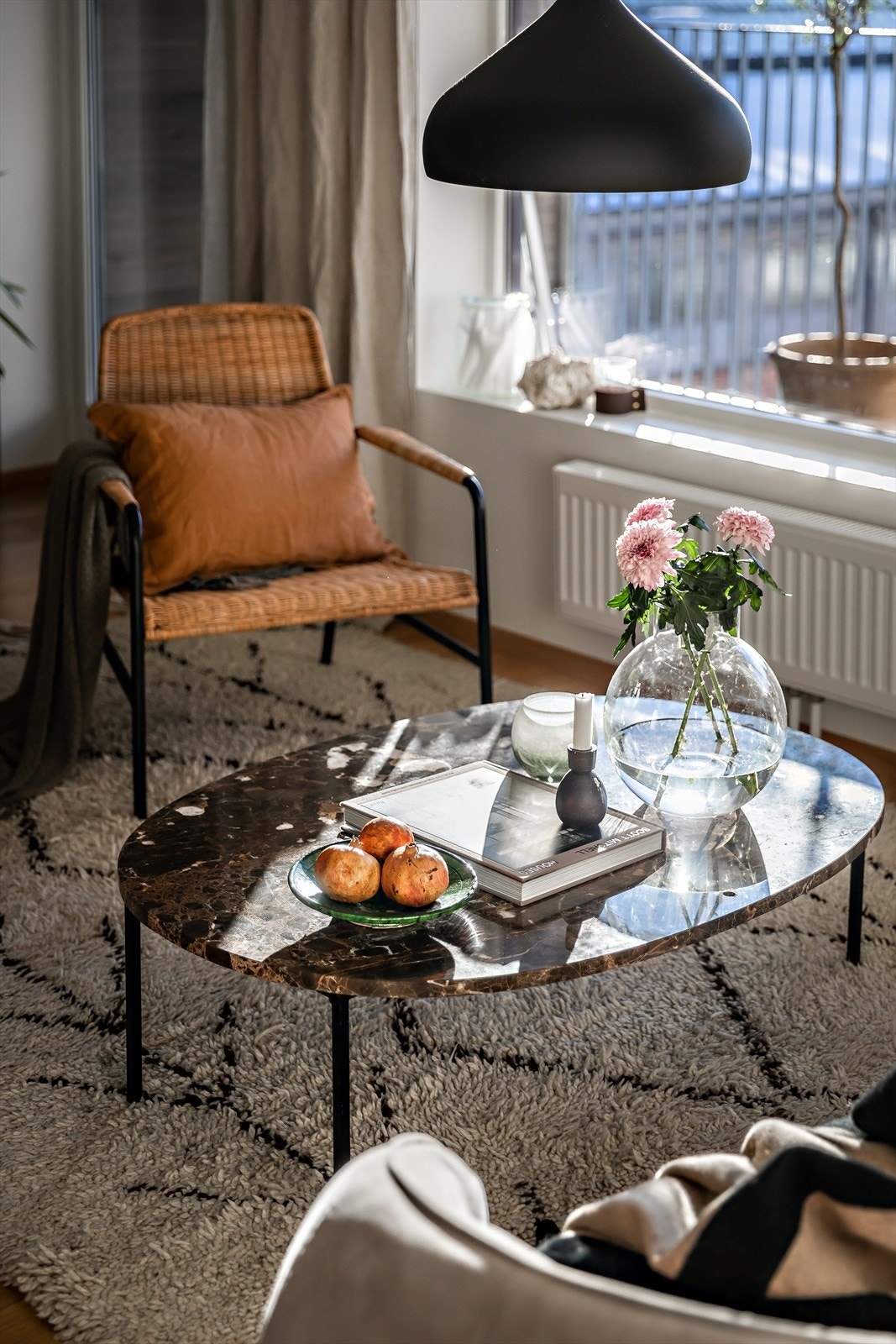 Om man likevel ønsker å begrense lysinnslippet kan man benytte solskjermingen som ble montert utenfor stuevinduet i 2018. Galleribilde
