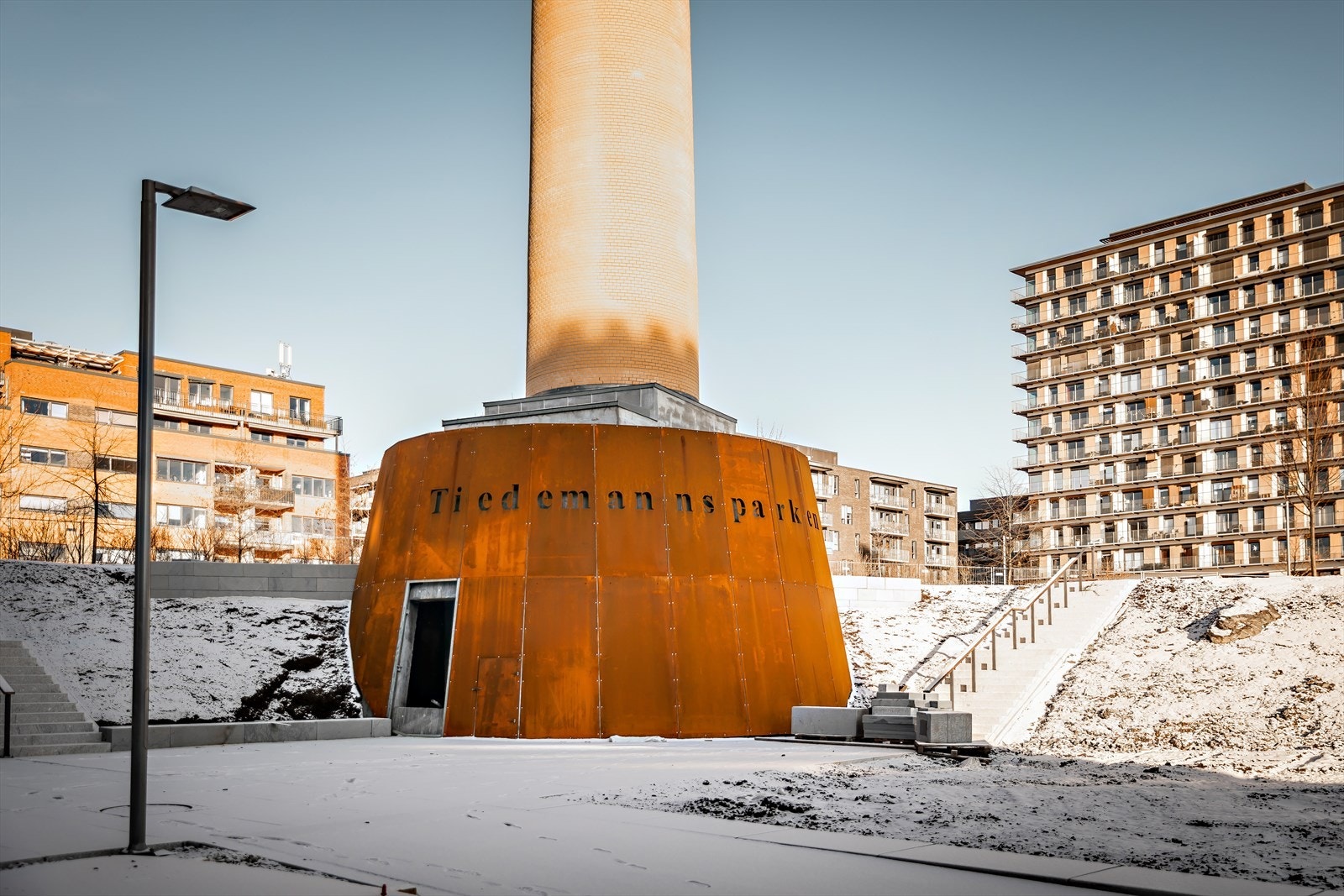 Oslo kommune har planlagt Tiedemannsparken og Vestre Parkdrag like ved boligene.
Les mer om hva bymiljøetaten har planer om her: https://www.oslo.kommune.no/slik-bygger-vi-oslo/tiedemannsparken-og-vestre-parkdrag/ Galleribilde