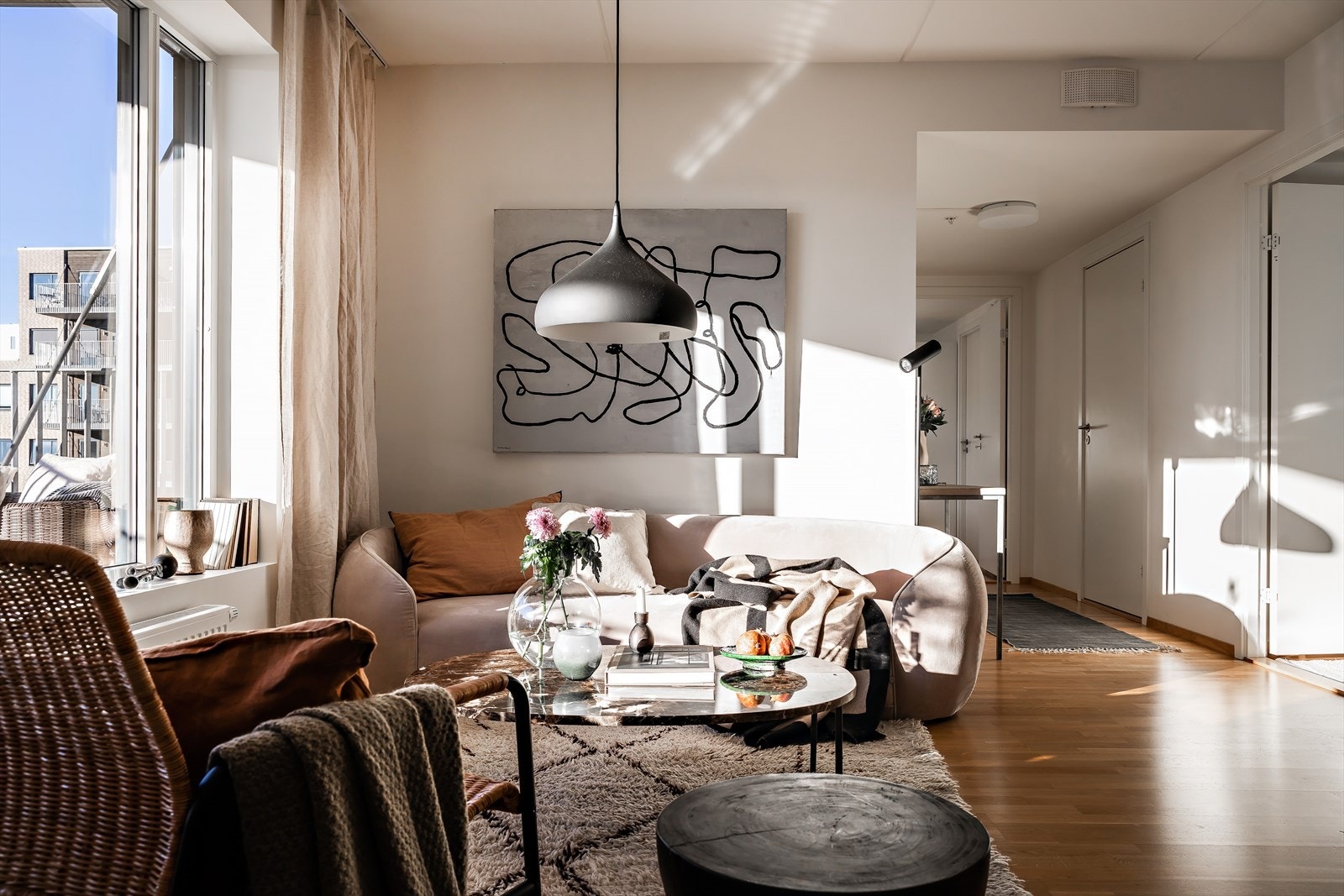 I stuedelen er det god plass til sofa med tv-møblement m.m. Galleribilde