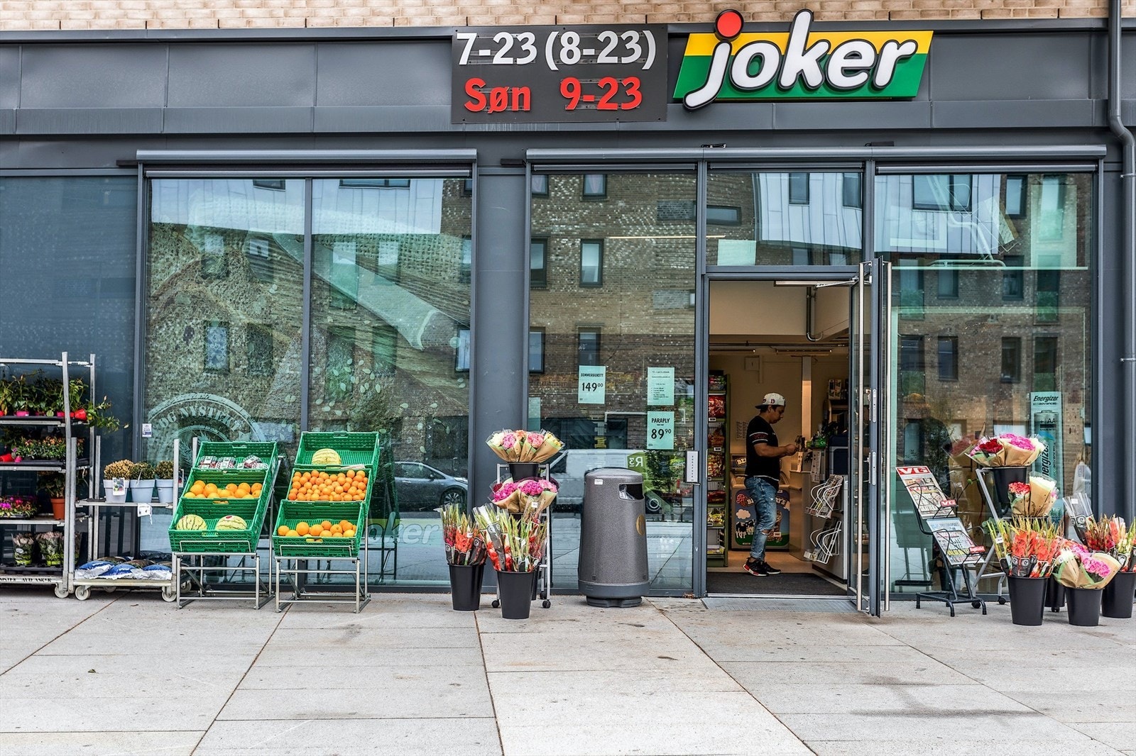 Dagligvarehandelen kan blant annet gjøres på Joker, kun kort spasertur fra boligen. Galleribilde