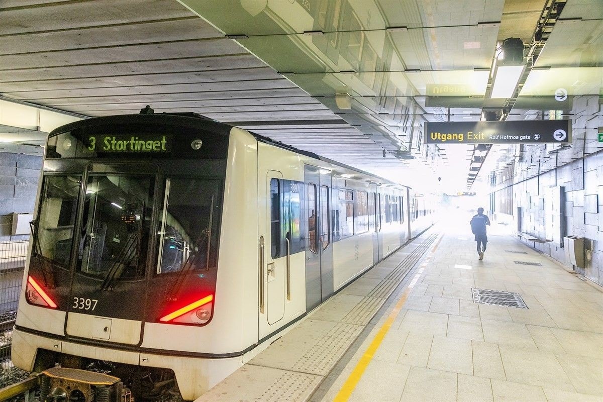 Området gir mulighet for offentlig kommunikasjon via buss og T-bane. Det er kun en kort spasertur til Ensjø T-banestasjon, her stopper fire av byens T-banelinje, og hvor banen tar deg til Jernbanetorget på bare noen få minutter. Galleribilde