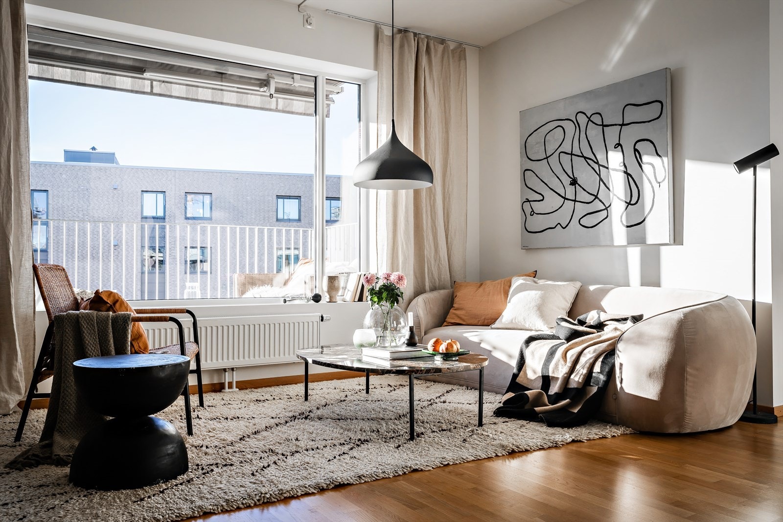 Velkommen til en moderne 3-roms selveier med stor, solrik balkong og god utsikt, heis og garasje med lader. Galleribilde