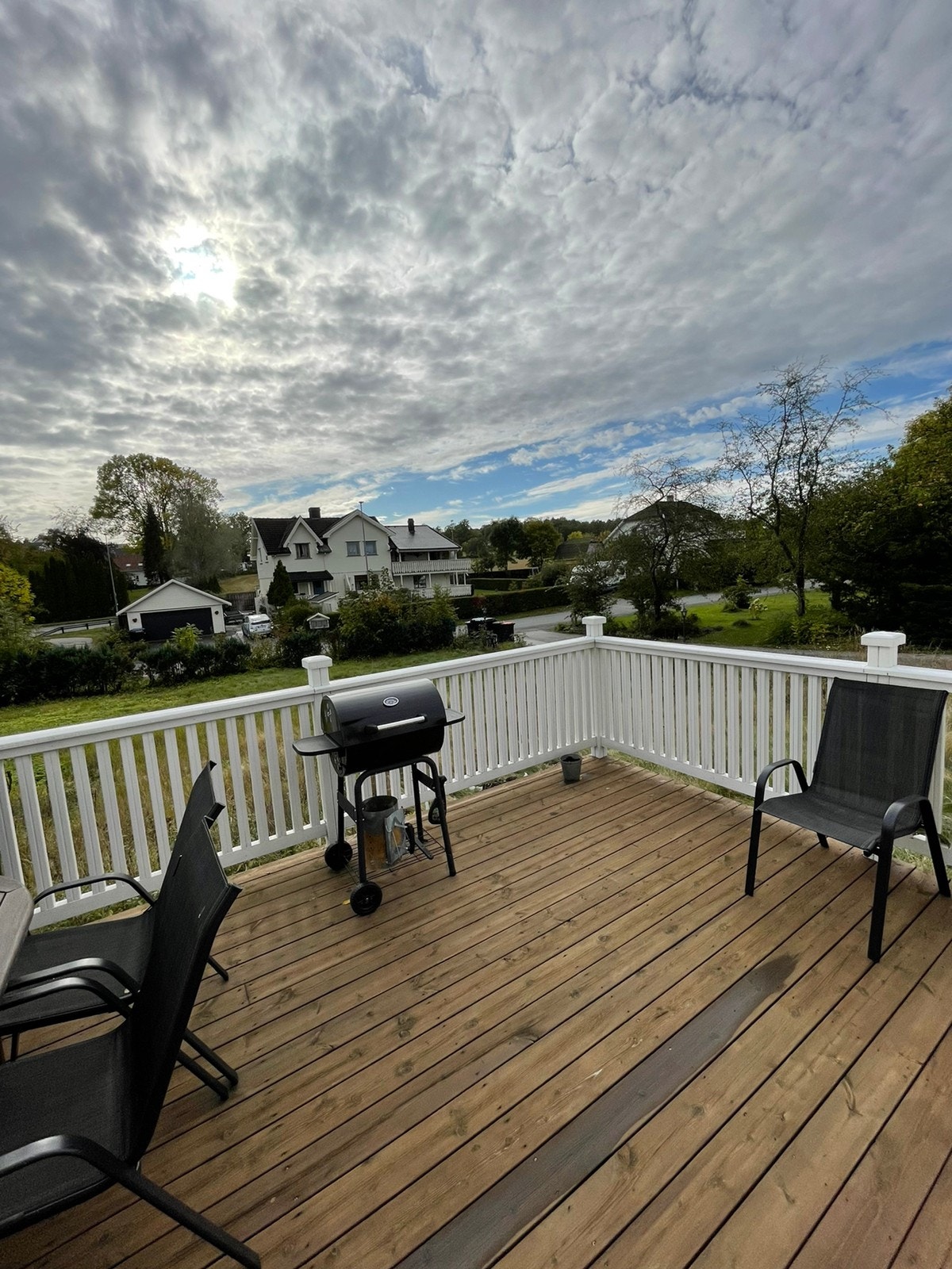 terrasse med møbler og grill Galleribilde