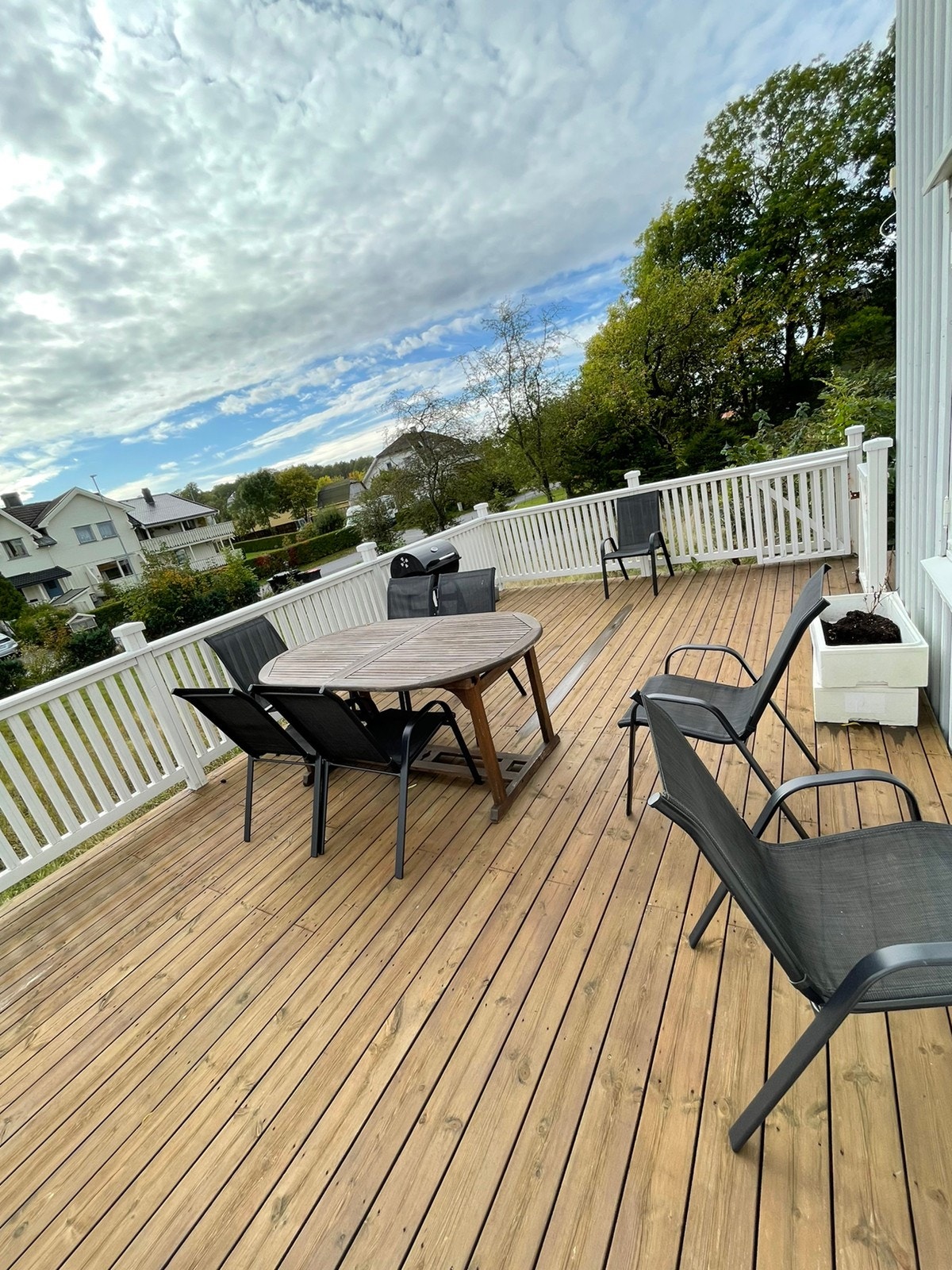 terrasse med møbler og grill Galleribilde