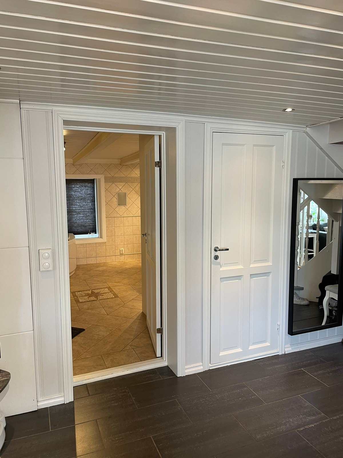 vaskerom til høyre og bad til venstre Galleribilde