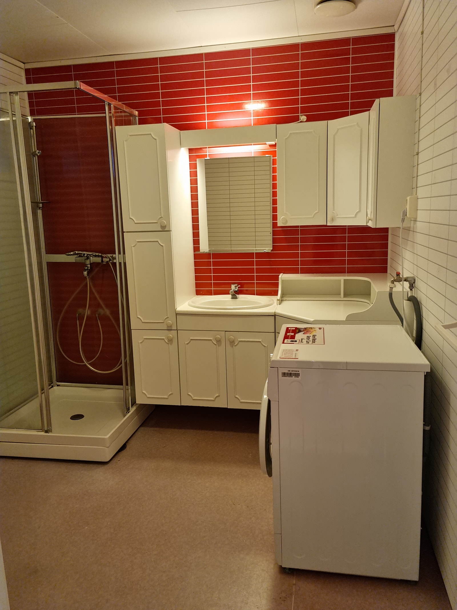 Badet med vaskemaskin og dusjkabinett Galleribilde