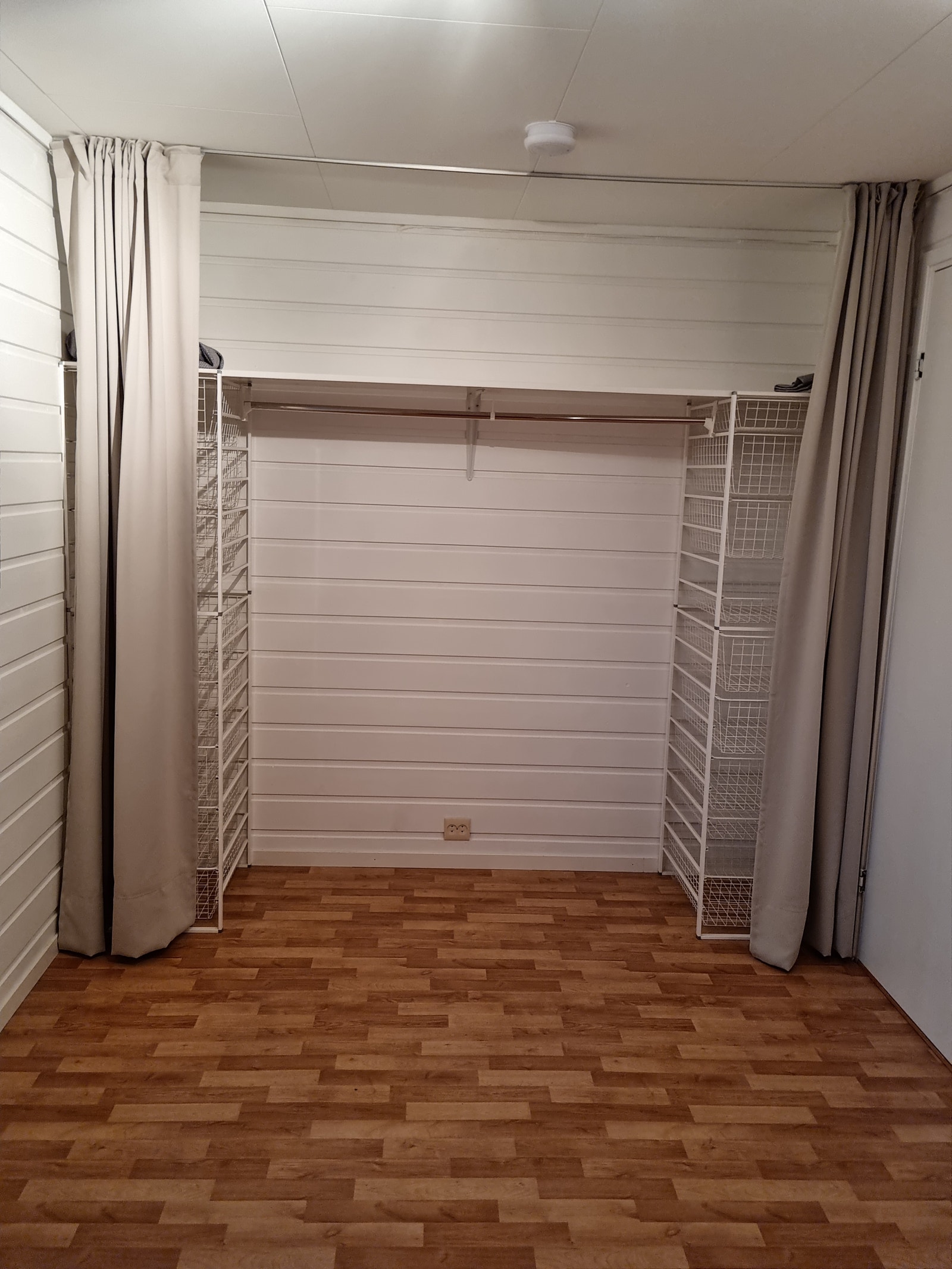 Stor garderobe på soverommet Galleribilde