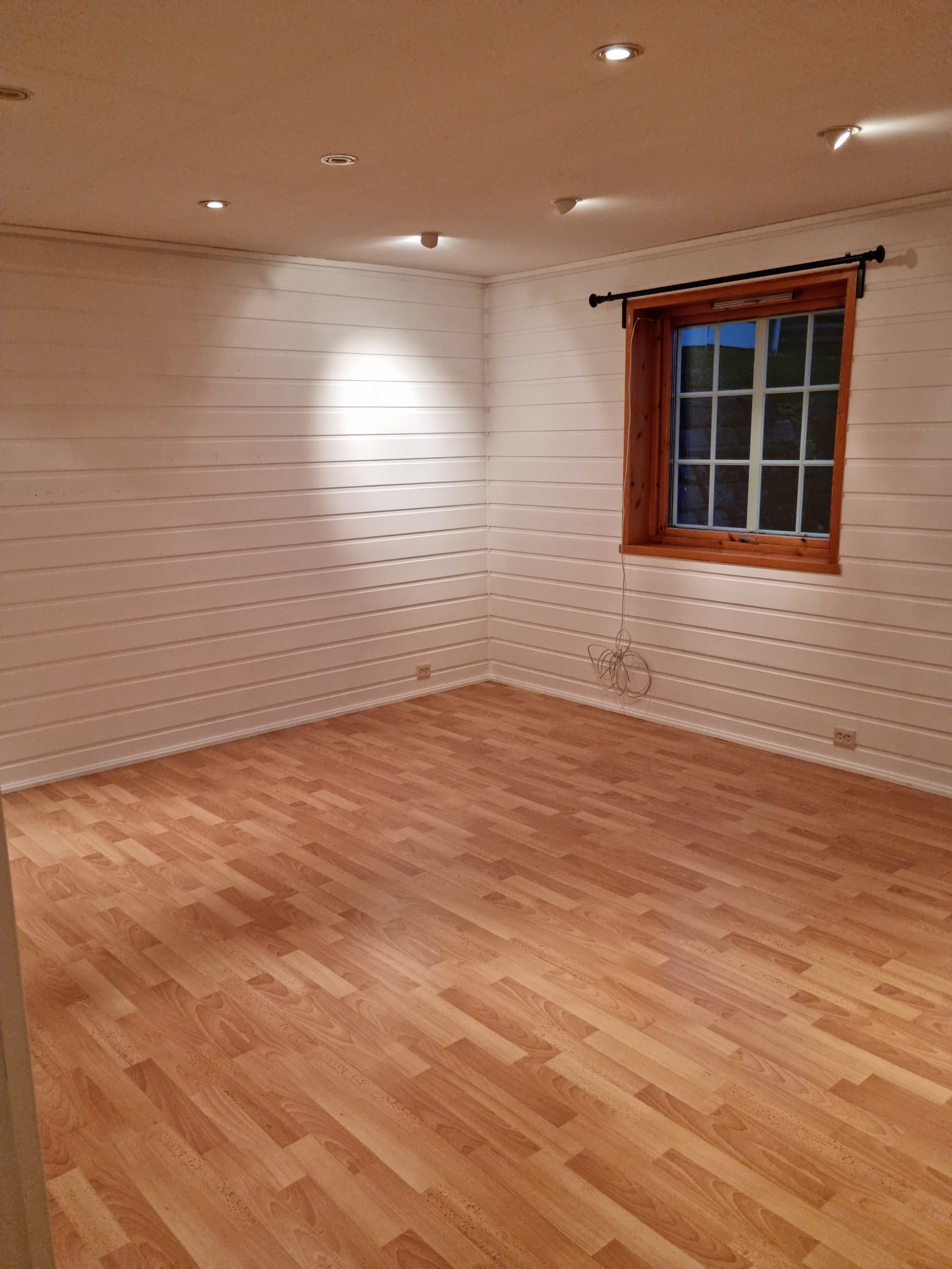 Stue med tv seksjon og bokhylle Galleribilde