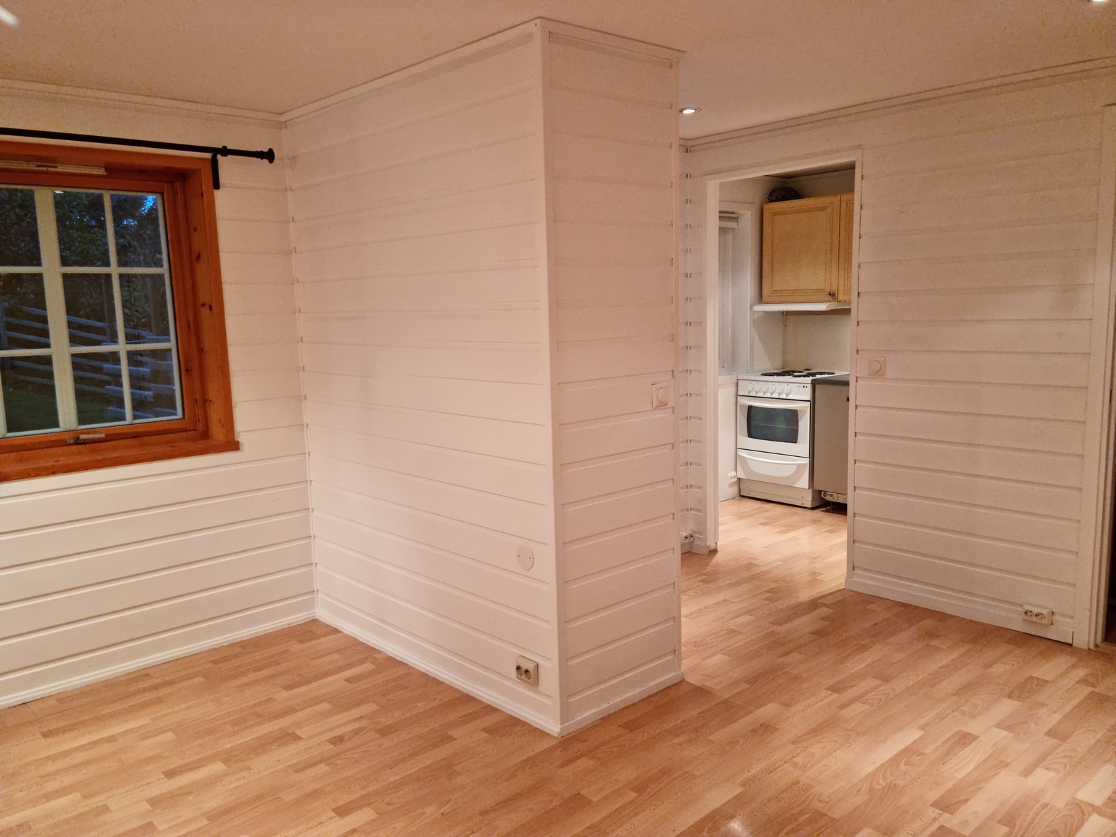 Mot kjøkken og inngang. Fin plass til å ha spisebord Galleribilde