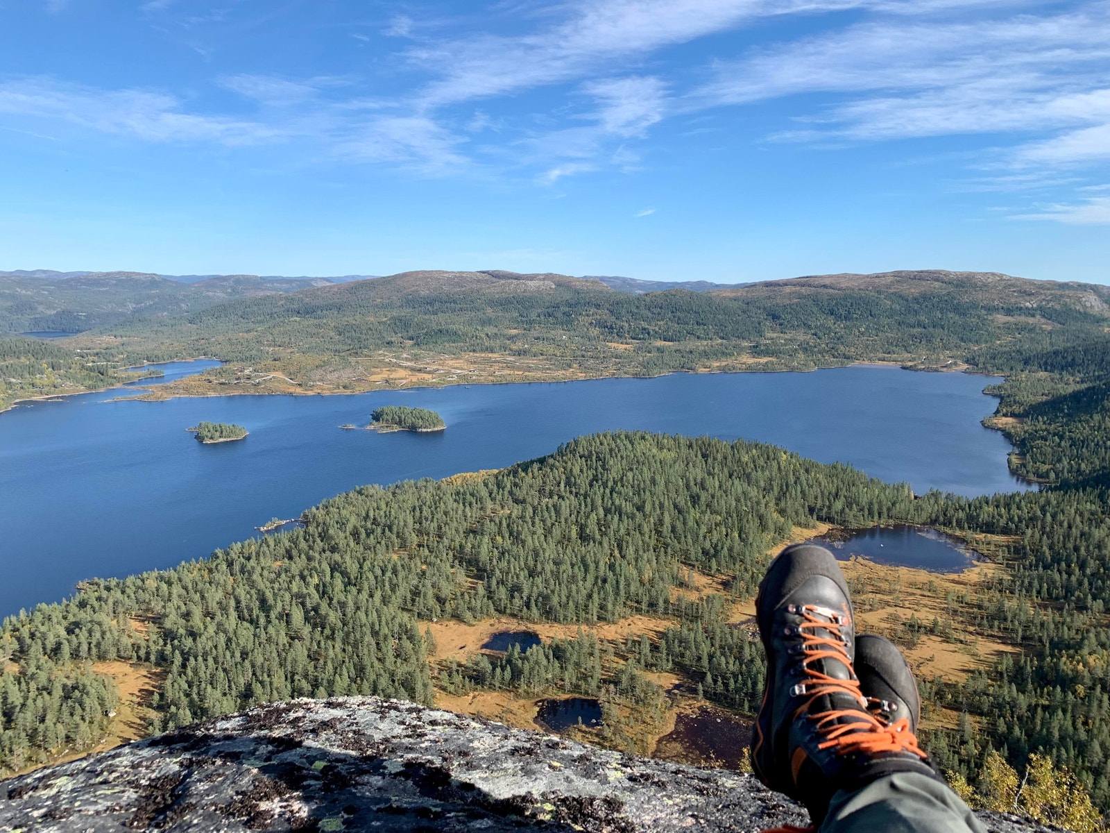 Kvild på Storenut, med god utsikt til hyttefelta som ligg på austsida av Birtevatn Galleribilde